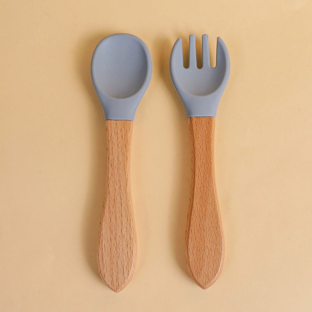 Cuillère et fourchette bébé en silicone gris avec manche en bois naturel
