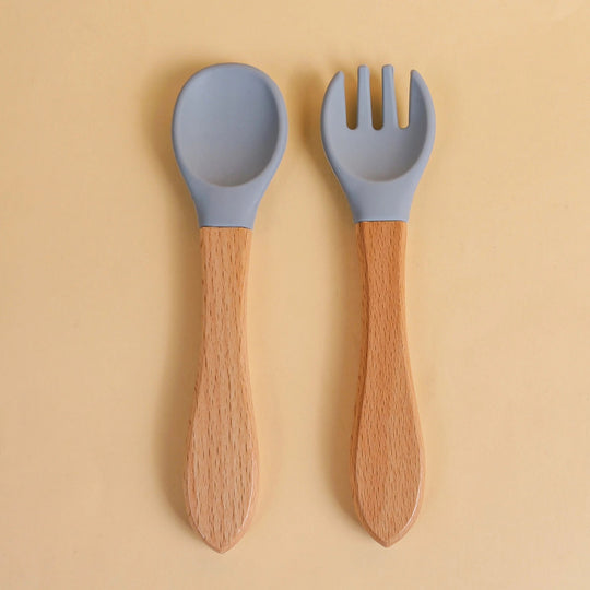 Cuillère et fourchette bébé en silicone gris avec manche en bois naturel
