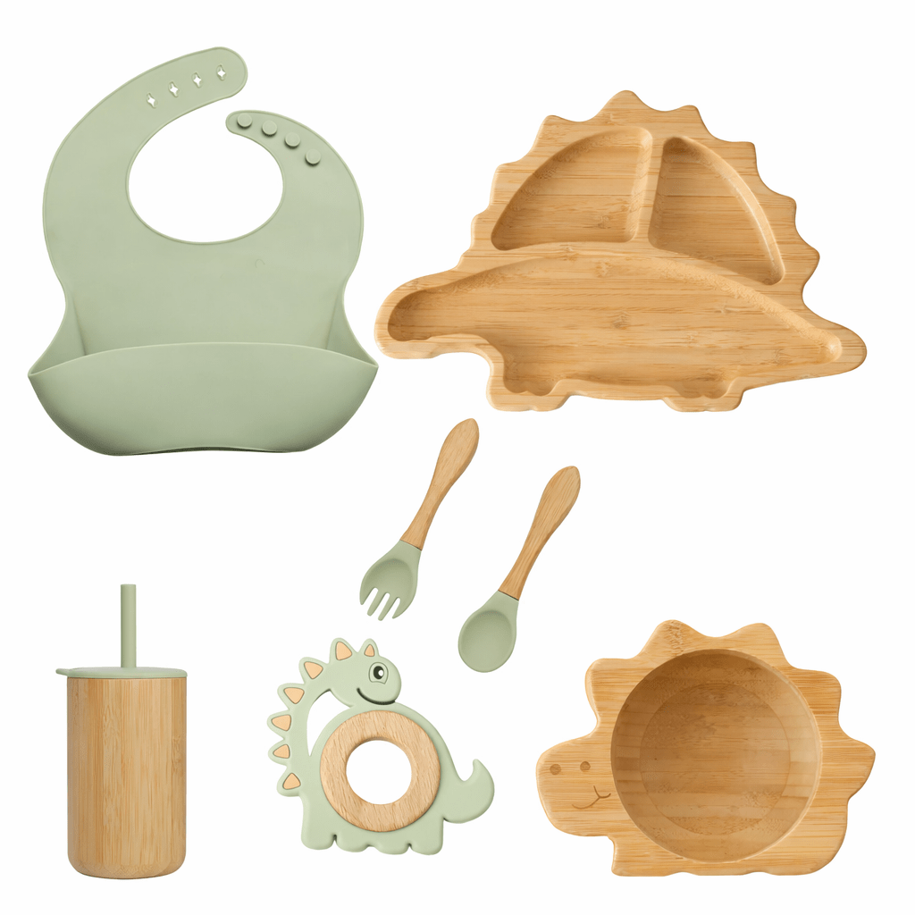 Set repas bébé en bambou et silicone vert comprenant assiette dinosaure compartimentée, bol, bavoir imperméable, tasse avec paille, cuillère, fourchette et anneau de dentition
