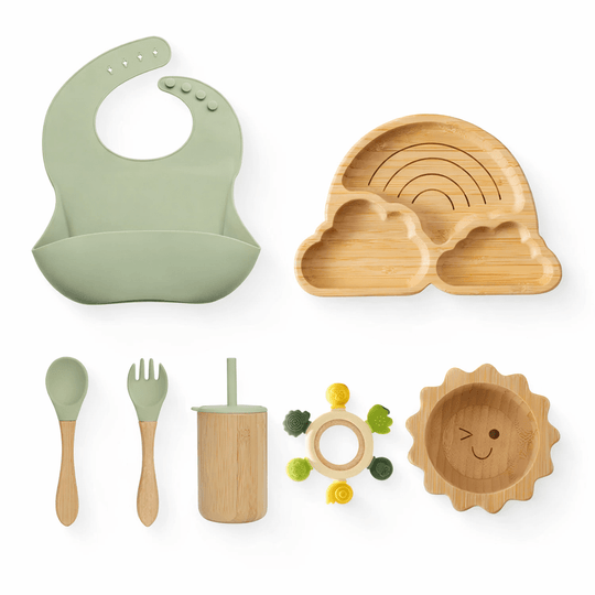 Set repas bébé en bambou et silicone vert comprenant assiette arc-en-ciel compartimentée, bol soleil, bavoir imperméable, tasse avec paille, cuillère, fourchette et anneau de dentition
