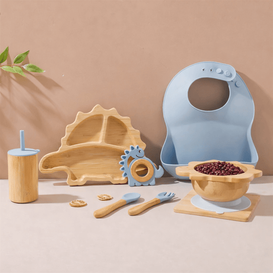 Set repas bébé en bambou et silicone bleu comprenant assiette dinosaure compartimentée, bol antidérapant, bavoir, tasse avec paille, cuillère, fourchette et anneau de dentition pour enfants jusqu’à 5 ans
