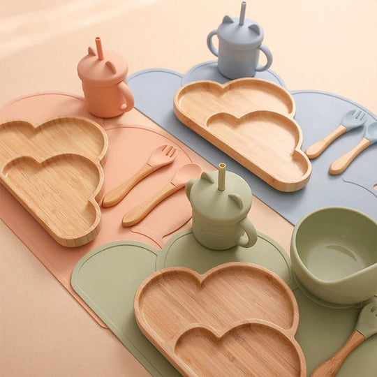 Sets repas bébé en bambou et silicone comprenant assiettes nuage compartimentées, sets de table, bols, tasses avec paille et couverts pour enfants jusqu’à 5 ans
