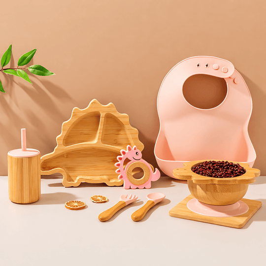 Set repas bébé dinosaure en bambou et silicone comprenant assiette compartimentée, bol, cuillère, tasse et bavoir rose pour enfants jusqu’à 5 ans
