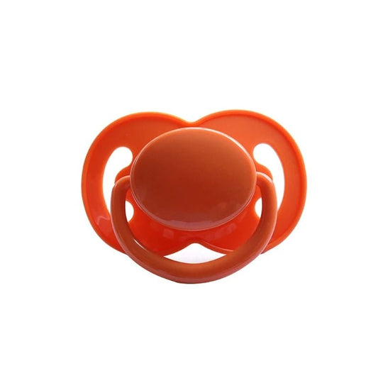 Tétine anatomique en silicone orange sur fond blanc – Kalinatur.