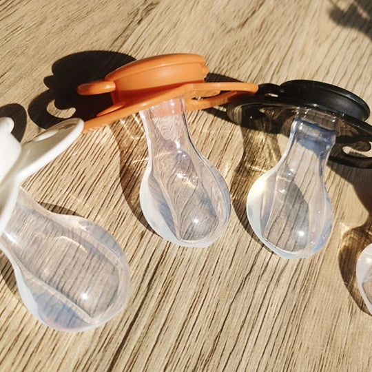 Tétines anatomiques en silicone avec embouts transparents, modèles blanc, orange et noir – Kalinatur.