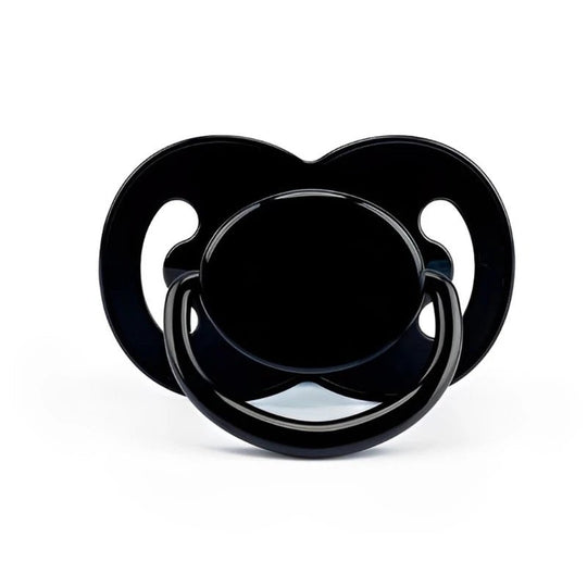 Tétine anatomique en silicone noire sur fond blanc – Kalinatur.