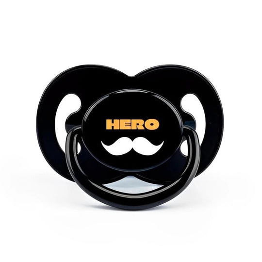Tétine noire en silicone avec inscription HERO et motif moustache – Kalinatur.