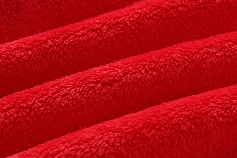 Détail du tissu velours rouge de la combinaison bébé Kalinatur™, matière chaude et ultra douce pour l’hiver.
