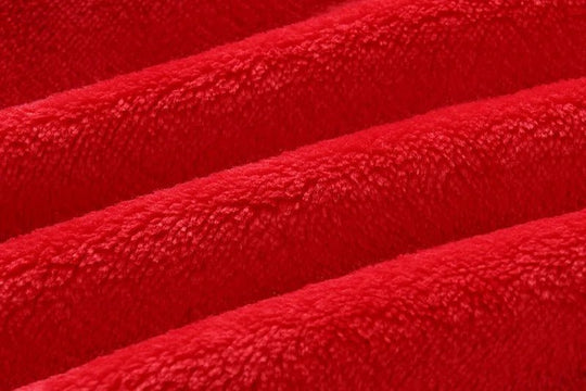 Détail du tissu velours rouge de la combinaison bébé Kalinatur™, matière chaude et ultra douce pour l’hiver.
