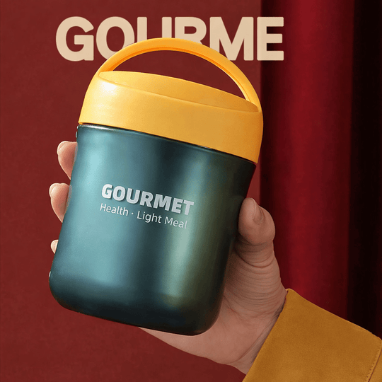 Personne tenant un thermos alimentaire isotherme 500 ml en acier inoxydable avec poignée jaune pour transporter soupe ou repas chaud
