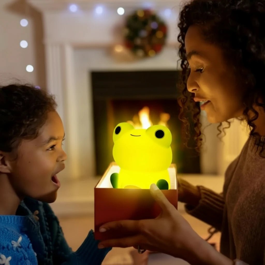 Enfant recevant une veilleuse en forme de grenouille – lumière douce et apaisante, idée cadeau parfaite – produit Kalinatur™
