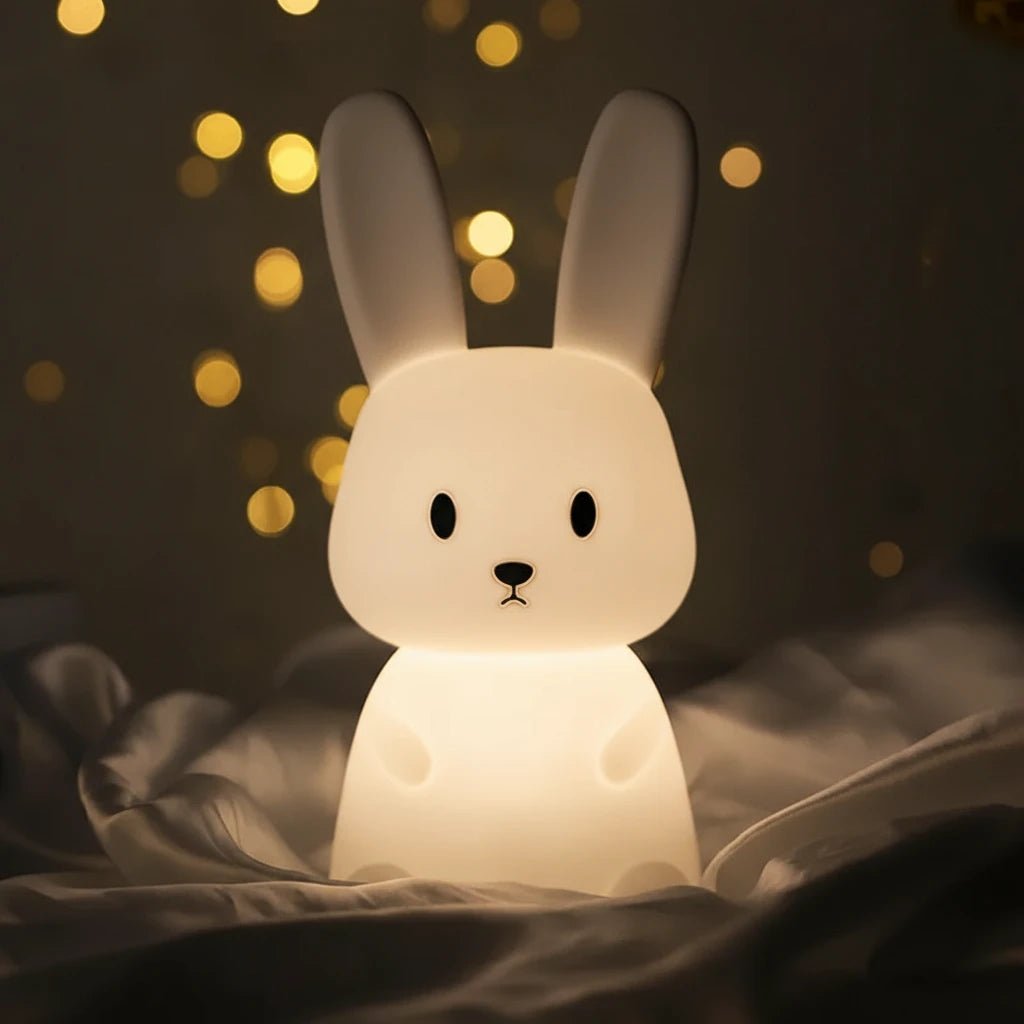 Veilleuse bébé lapin blanche diffusant une lumière douce et apaisante pour le coucher – accessoire sommeil enfant – produit Kalinatur™