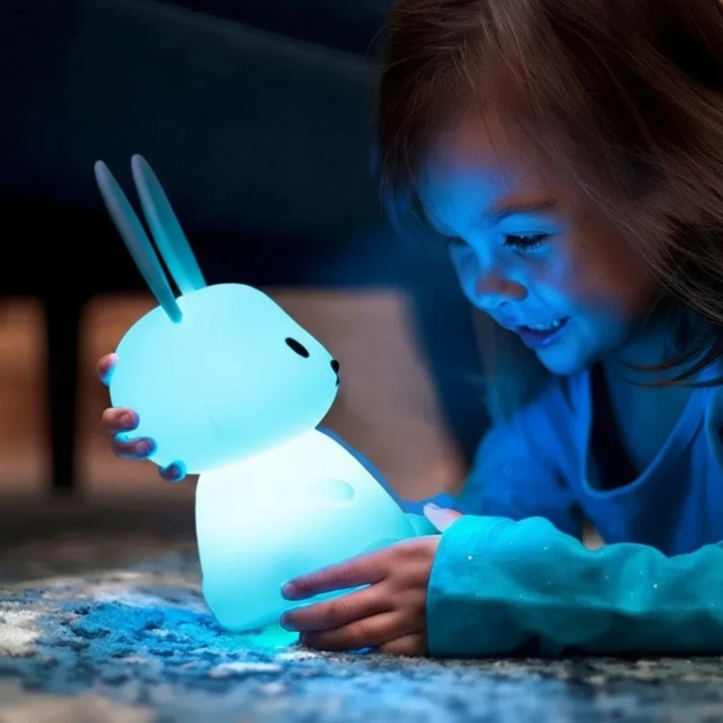 Enfant regardant une veilleuse bébé en forme de lapin – lumière bleue douce et apaisante pour le sommeil – produit Kalinatur™