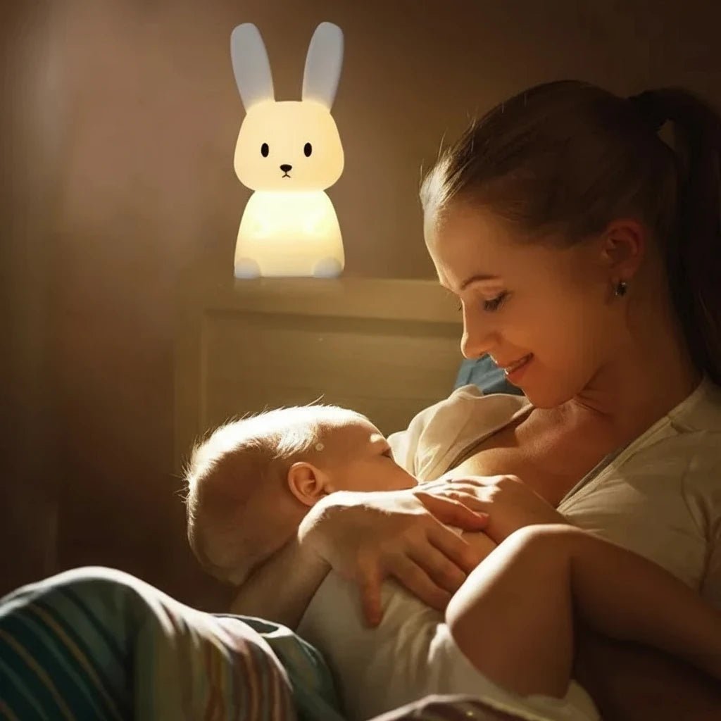 Maman allaitant son bébé près d’une veilleuse lapin – lumière douce et apaisante pour les nuits calmes – produit Kalinatur™