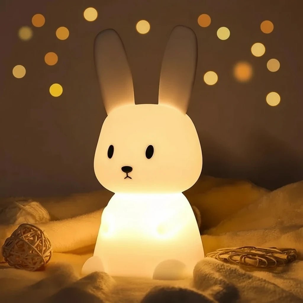 Veilleuse bébé lapin diffusant une lumière chaude et apaisante – idéale pour rassurer les enfants la nuit – produit Kalinatur™