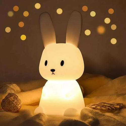 Veilleuse bébé lapin diffusant une lumière chaude et apaisante – idéale pour rassurer les enfants la nuit – produit Kalinatur™