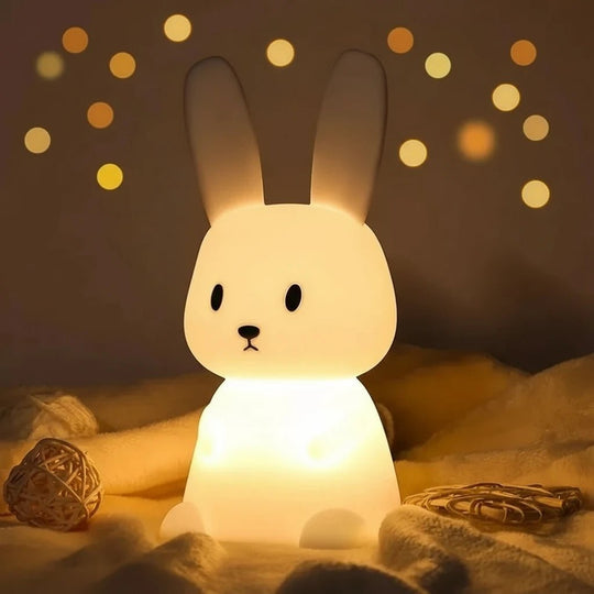 Veilleuse bébé lapin diffusant une lumière chaude et apaisante – idéale pour rassurer les enfants la nuit – produit Kalinatur™