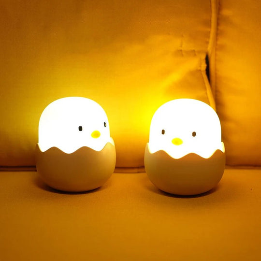 Deux veilleuses bébé en forme de poussin allumées – lumière chaude et apaisante pour les nuits des enfants – collection Kalinatur™