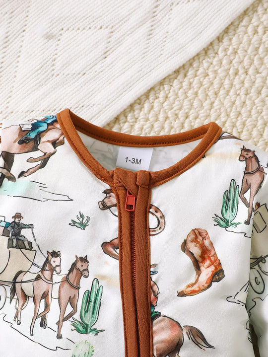 Détail de la fermeture éclair sur la combinaison bébé Western Kalinatur , tissu doux imprimé chevaux et bottes, finitions confort pour nouveau-né.
