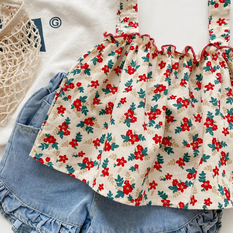 zoom ensemble  top fleuri et short bleu
