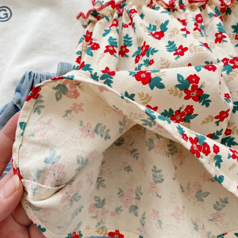 zoom ensemble  top fleuri  short bleu !